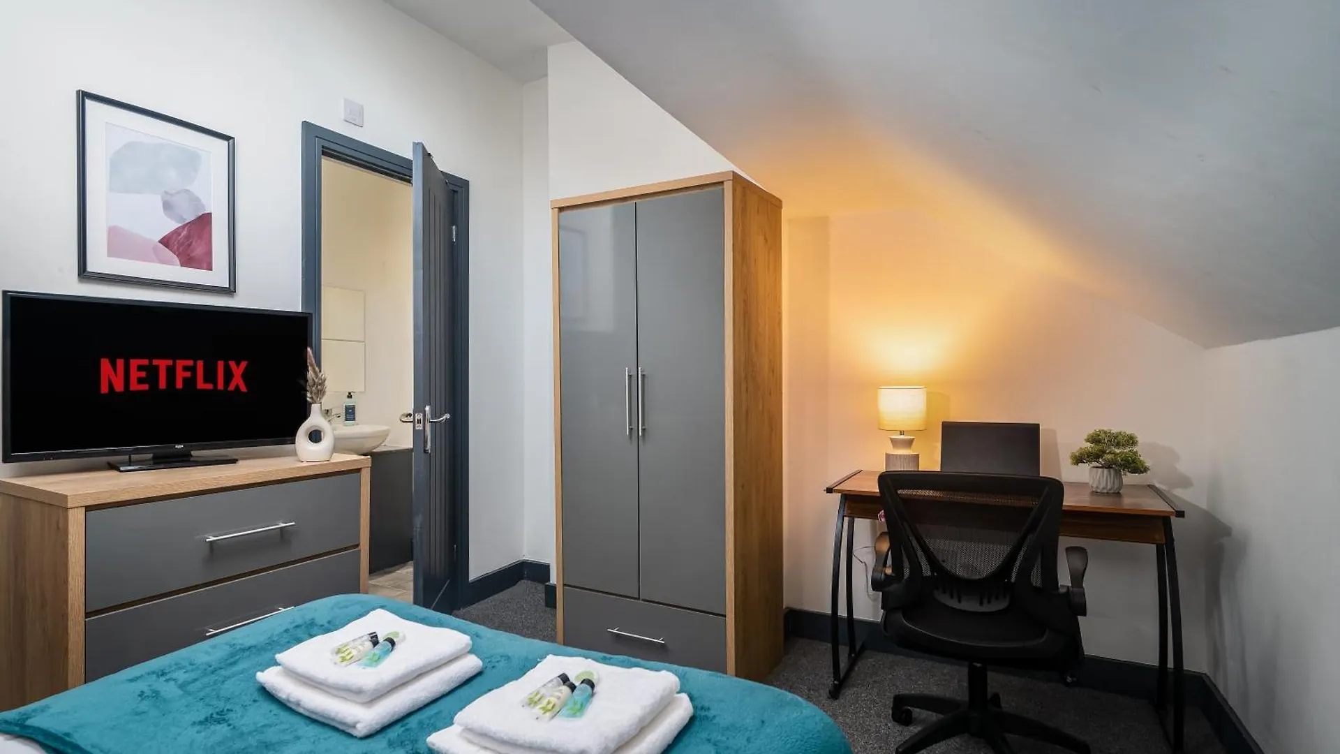 Private En-Suite Room - Shared Living Space & Kitchen - Wakefield - Central