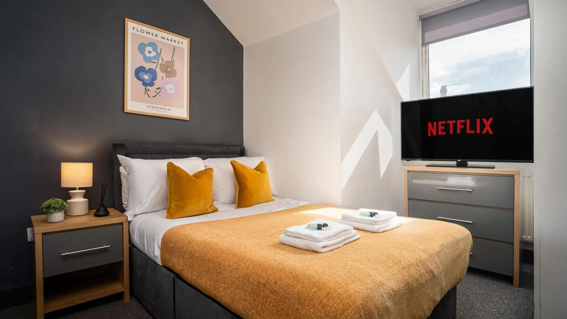 Homestay Private En-Suite Room - Shared Living Space & Kitchen - Wakefield - Central